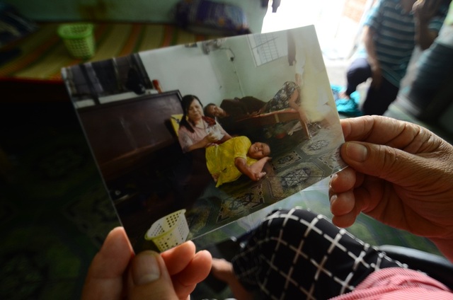 Tấm lòng vàng của nữ vận động viên khuyết tật - 8 Hình ảnh vui vẻ của gia đình chị Thương mỗi khi đông đủ. Chị bộc bạch: “Nền nhà là nơi chính để nghỉ ngơi, mà trời mưa thì mọi người chỉ còn nước ngủ ngồi.”