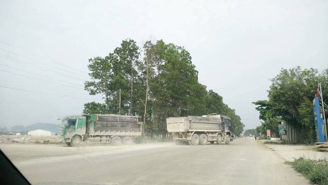 Ninh Bình: “Tập đoàn” xe quá tải tung hoành, tỉnh lộ “gồng mình” chống đỡ! - 12 Những chiếc xe tải chở đầy đất đá từ tỉnh lộ 477 vào đổ san lấp khu công nghiệp.