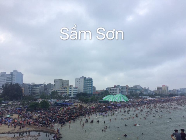 Mạng xã hội "nổ tung" với hình ảnh kín đặc người tại các khu du lịch trong dịp nghỉ lễ - 13 Bãi tắm Sầm Sơn - một trong những bãi biển thu hút lượng người đông nhất ở khu vực phía Bắc.