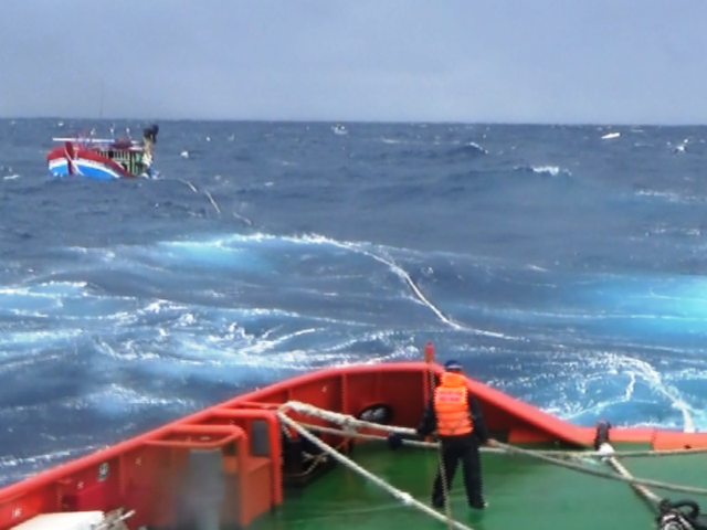 Tàu cá ngư dân hoạt động ngoài khơi xa luôn đối diện với nhiều rủi ro thường trực