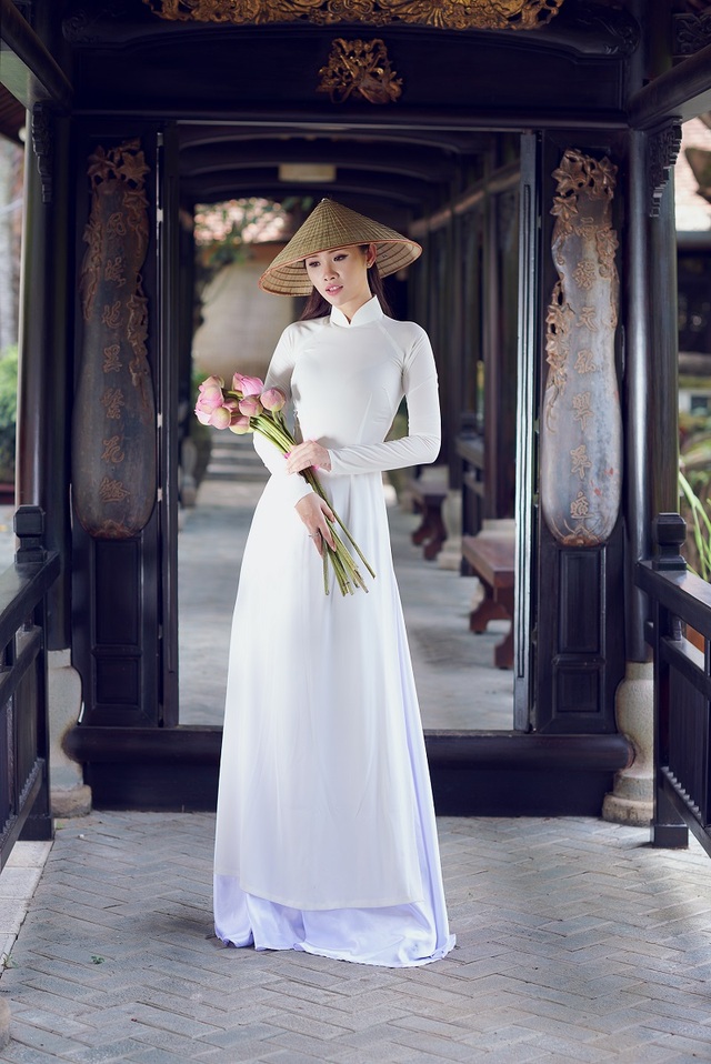 Người đẹp Hoa hậu Hoàn vũ Thanh Trang khoe vẻ mềm mại, tinh khôi với áo dài - 2 Người đẹp Hoa hậu Hoàn vũ Thanh Trang khoe vẻ mềm mại, tinh khôi với áo dài - 2