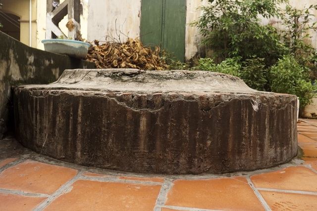 Báu vật giếng Chăm cổ xứ Đoài - 8
Cổ giếng bên trong làm bằng đá ong nguyên khối, phần thềm giếng bên ngoài lát gạch thẻ có độ cứng cao. Đây có thể là dấu vết của một đợt trùng tu nâng cao cổ giếng.