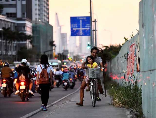 20 năm sống trên ghe, soi đèn dầu giữa Sài Gòn - 7 Bé My đang theo học lớp 3 ở trường tình thương quận 7, mỗi khi bán hết vé số sớm ông Đực thường đạp xe đến trường đón con gái. Những bữa bán ba không kịp đón, bé My thường đi bộ về nhà.