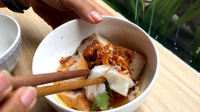 Món ngon từ lá chanh đậm chất Hà Nội giữa lòng Sài Gòn - 8 Chả quế ăn cùng bánh cuốn Thanh Trì.