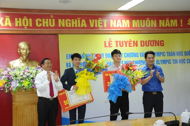 Hà Tĩnh khen thưởng học sinh đoạt huy chương Olympic - 1
Lãnh đạo UBND tỉnh Hà Tĩnh khen thưởng hai học sinh đoạt huy chương Olympic 2017.
