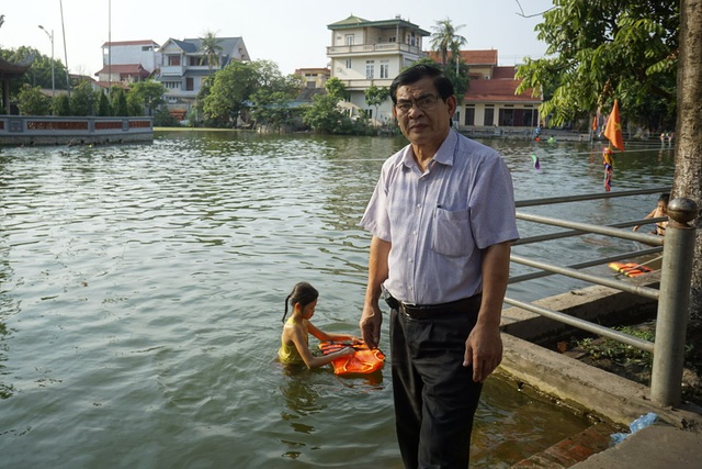 Dân làng "chế" ao thành bể bơi cho trẻ nhỏ - 8
Ông Nguyễn Phi Hậu bên chiếc bể bơi được cải tạo từ ao làng. Ông cho biết, bể bơi sẵn sàng chào đón mọi người dân về đây vui chơi, bơi lội hoàn toàn miễn phí song yêu cầu duy nhất phải giữ gìn môi trường chung.
