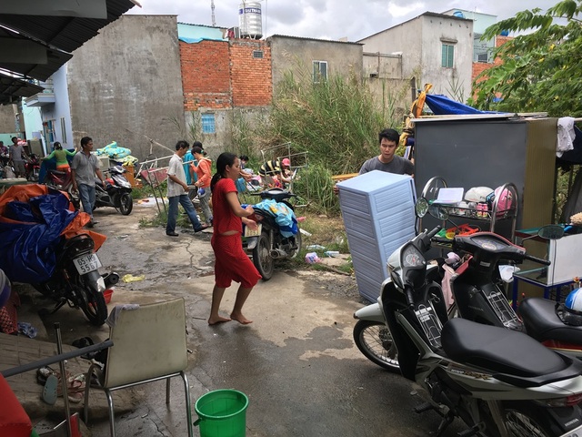 Vụ cháy công ty nhựa ở TPHCM: Hàng chục hộ dân phải "màn trời chiếu đất" - 9 Nhiều gia đình chịu ảnh hưởng từ sự cố hỏa hoạn