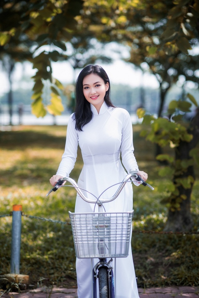 “Hot girl thổ dân” trở lại trong tà áo dài trắng gây sốt mạng - 4 Sau 2 năm, Linda đã quay trở lại với bộ ảnh đầy nữ tính, duyên dáng trong bộ áo dài trắng. Được biết, bộ ảnh được chụp để kỷ niệm quãng thời gian của tuổi học trò.
