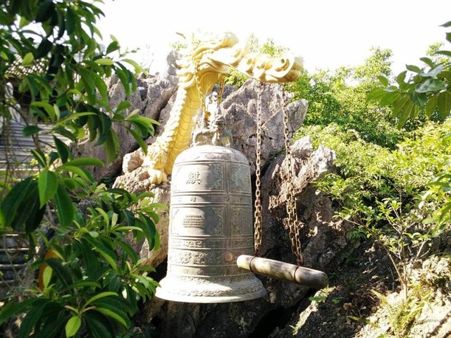 TrÃªn nÃºi Ká»³ LÃ¢n treo má»t quáº£ chuÃ´ng lá»n lÃ  Ká» Thá»nh ChuÃ´ng. TrÃªn thÃ¢n Äá» cÃ¡c cÃ¢u thÆ¡: Ba nghiá»p láº¯ng thanh tá»nh/ Gá»­i lÃ²ng theo tiáº¿ng chuÃ´ng/ Nguyá»n ngÆ°á»i nghe tá»nh thá»©c/ VÆ°á»£t thoÃ¡t náº»o Äau buá»n.