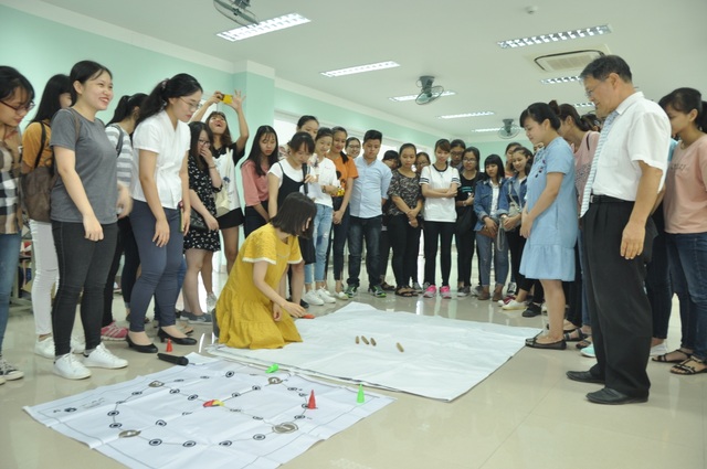 Hấp dẫn cuộc thi viết tiếng Hàn toàn quốc 2017 tại Văn phòng Hàn ngữ Sejong Huế - 8 Học viên trực tiếp trải nghiệm trò chơi truyền thống Yootnolri cùng với thầy cô giáo người Hàn