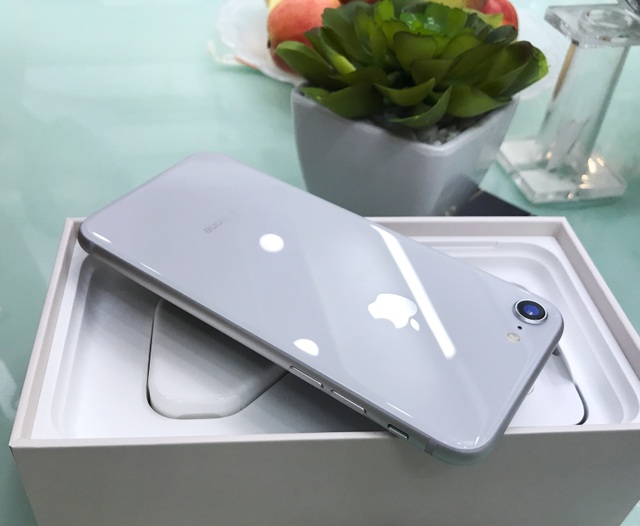 iPhone 8 đầu tiên đã xuất hiện tại Hà Nội, giá gần 23 triệu đồng - 6
Không được quan tâm nhiều như người anh em, nhưng iPhone 8 cũng được nâng cấp với thiết kế mặt kính phía sau, giúp sản phẩm đẹp hơn rất nhiều.