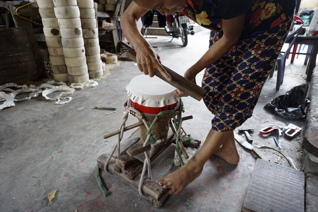 Ngôi làng "thủ phủ" trống, mặt nạ Trung thu hối hả vào mùa - 8
Giá trống phụ thuộc vào độ lớn của bề mặt, 12 nghìn đồng/1 chiếc mặt 10cm; 35 nghìn đồng/1 chiếc mặt 20cm; 40 nghìn đồng/1 chiếc mặt 22cm và 80 nghìn đồng/1 chiếc mặt 26cm.