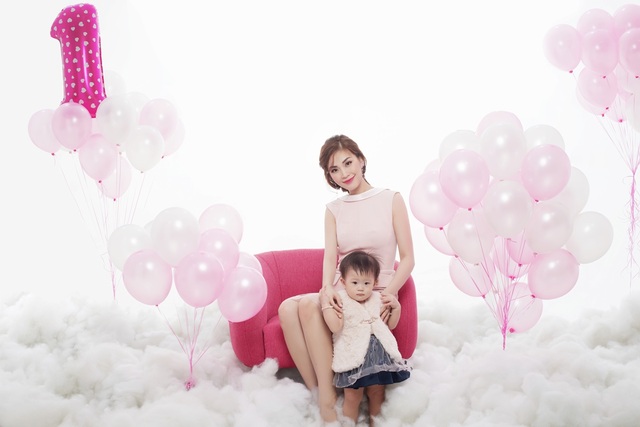Á hậu Diễm Trang hạnh phúc viên mãn sau 2 năm lấy chồng Việt kiều - 2 Á hậu chia sẻ, làm mẹ là một bước ngoặt rất lớn của cô nên mọi tình yêu Diễm Trang dành hết cho con.