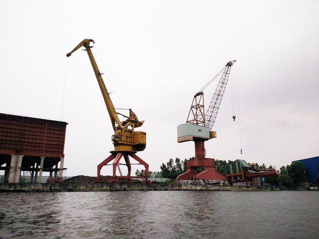 Ninh Bình: Xử lý vi phạm luật đê điều kiểu “đầu voi đuôi chuột”? - 2 Hàng loạt cảng sông không phép ngang nhiên hoạt động, chính quyền các cấp tại Ninh Bình bó tay không xử lý được.