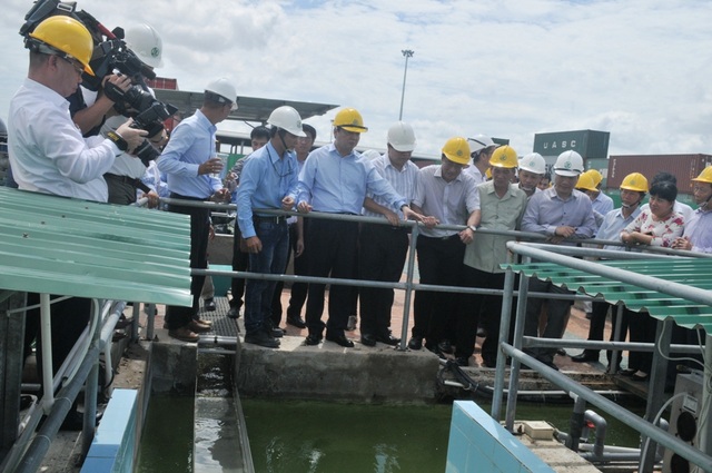Bộ trưởng TN-MT chỉ rõ 5 yêu cầu đối với Nhà máy giấy Lee & Man - 2
Bộ trưởng Bộ TN-MT cùng đoàn công tác thị sát Nhà máy giấy Lee & Man vào sáng 19/10