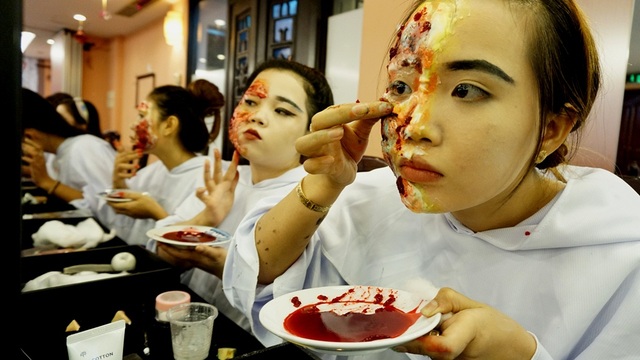 Những cách hóa trang "khóc thét" chỉ có ở… Halloween - 8 Tạo máu bằng bột… rau câu