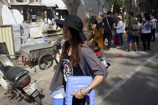 Họa sĩ Hàn Quốc bắt đầu vẽ tranh trên vòm cầu phố Phùng Hưng - 8 Một nữ họa sĩ Hà Quốc trên đoạn phố Phùng Hưng nơi thực hiện dự án tranh.