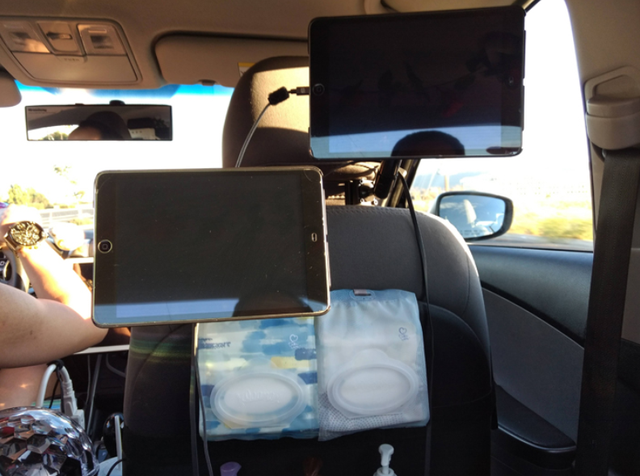 Tài xế Uber ở Mỹ kiếm "5 sao" thế nào? - 8 iPad, máy tính bảng, cáp sạc, tất cả đều được tài xế Uber thiết kế để chiều lòng thượng đế.