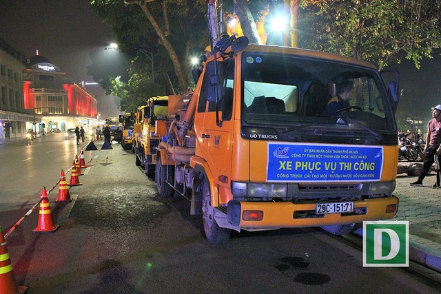 Gần 200 công nhân trắng đêm nạo vét hồ Hoàn Kiếm - 14
Có lực lượng phân làn và rào chắn giao thông.