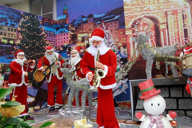 Giáo dân “phố núi” tất bật trang trí chuẩn bị cho lễ Giáng sinh - 9 Hình ảnh ông già Noel rực rỡ sắc màu