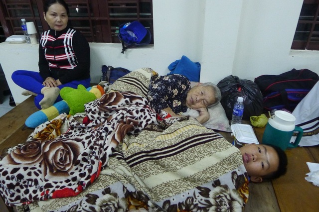 Cận cảnh cuộc sống của người dân tại nơi tạm trú tránh bão - 9
Chính quyền địa phương ngoài lo cơm, nước uống còn lo chăn, màn cho người dân...
