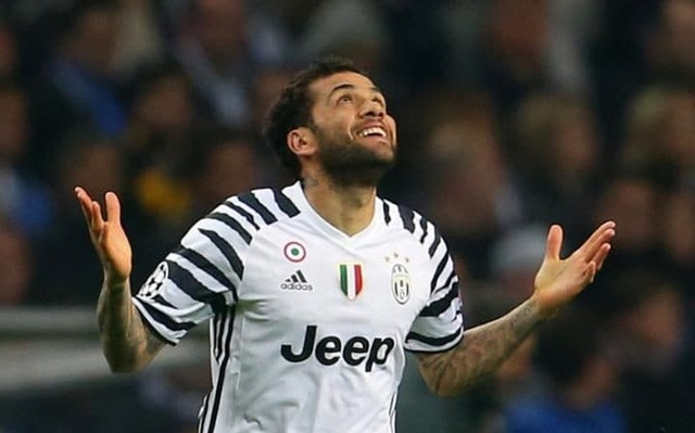 Ai đoạt nhiều danh hiệu cùng các CLB hơn Ibrahimovic? - 8
3. Dani Alves (31 danh hiệu): Campeonato Baiano: 2001; Campeonato do Nordeste: 2001, 2002; Cúp Nhà vua Tây Ban Nha: 2006-07, 2008-09, 2011-12, 2014-15, 2015-16; Siêu cúp Tây Ban Nha: 2007, 2009, 2010, 2011, 2013; UEFA Cup: 2005-06, 2006-07; UEFA Super Cup: 2006, 2009, 2011, 2015; La Liga: 2008-09, 2009-10, 2010-11, 2012-13, 2014-15, 2015-16; Champions League: 2008-09, 2010-11, 2014-15; Club World Cup: 2009, 2011, 2015.