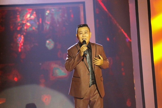 Diễn viên Lý Hương bị Hà Phương, Mạnh Đình “chê” hát Bolero chưa “mùi” - 6 Nghệ sĩ đa tài Vũ Thanh đã có 38 năm theo nghệ thuật với nhiều tài năng như: ca hát, hài kịch, biên kịch, dàn dựng, đóng phim truyền hình, điện ảnh... Vũ Thanh chọn màu xanh lục mạnh mẽ. Anh thể hiện ca khúc Con đường xưa em đi với phong cách hát như kể chuyện và đã chinh phục các giám khảo.