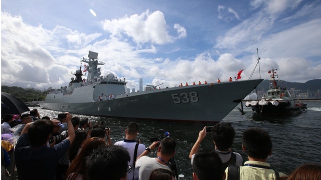 Tàu sân bay Liêu Ninh lần đầu tới Hong Kong - 4
Du khách chụp ảnh tàu sân bay Liêu Ninh (Ảnh: SCMP)
