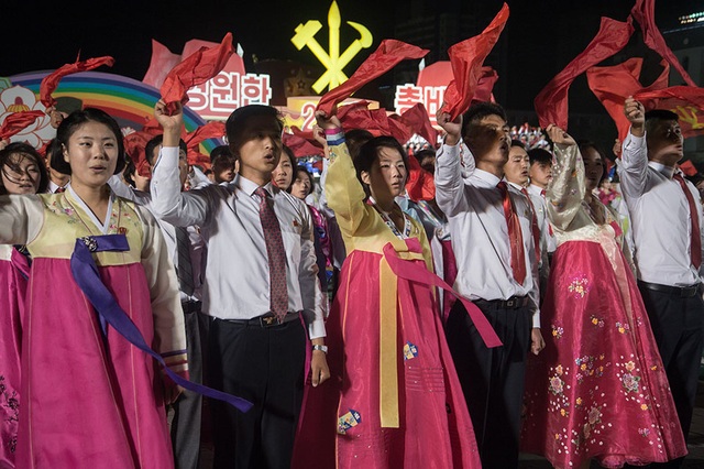 Pháo hoa rợp trời Bình Nhưỡng trong ngày kỉ niệm ông Kim Jong-il lên nắm quyền - 8 Buổi lễ kỉ niệm diễn ra trong bối cảnh căng thẳng leo thang tại khu vực bán đảo Triều Tiên khi Mỹ và đồng minh đang dự đoán Bình Nhưỡng có thể đang âm thầm chuẩn bị để phóng tên lửa nhằm kỉ niệm 72 năm ngày thành lập đảng Lao động Triều Tiên. (Ảnh: AFP)