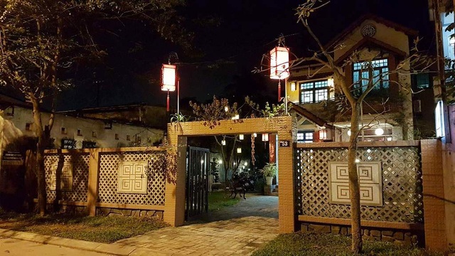 Chủ tịch TP Huế nói gì về vận động thắp sáng mặt tiền nhà ngày cuối tuần? - 1 Một nhà dân tại TP Huế trang trí đèn sáng vào ban đêm dịp cuối tuần