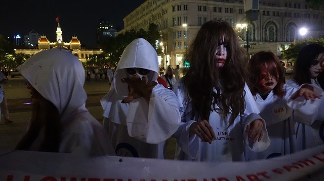 Halloween trên phố Bùi Viện: “Phim trường kinh dị phong cách Việt!” - 7
“Xác sống” xuất hiện, đi lại dập dìu ở phố Nguyễn Huệ từ rất sớm