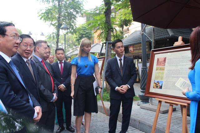 Bộ trưởng Bộ Nội vụ Lê Vĩnh Tân, ngài Đại sứ quán Pháp tại Việt Nam cùng các vị đại biểu đang nghe giới thiệu về những bản vẽ hành chính của các công trình.