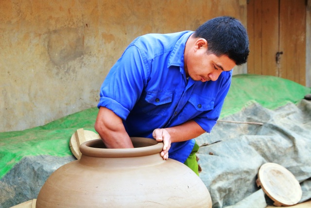 Ninh Bình: Làng gốm đỏ lửa phục vụ Tết Nguyên Đán Đinh Dậu - 9
Tháng cuối năm, cơ sở sản xuất nào cũng tất bật. Người thợ gốm làm việc từ sáng đến tối, lúc nào cũng đầu tắt mặt tối. Có việc làm ổn định nên nhiều người thợ lành nghề có thu nhập cao. không bấp bênh như trước kia. Các công đoạn làm gốm được thực hiện theo một dây truyền liên hoàn, mỗi người một công đoạn khác nhau.