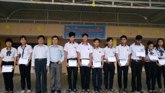 Grobest Việt Nam trao 155 suất học bổng đến học sinh nghèo Đồng Tháp, Kiên Giang - 7
Sáng ngày 27/2, ông Nguyễn Việt Tiến - Trưởng đại diện Công ty Grobest Việt Nam trao 30 suất học bổng cho các em học sinh trường THPT Kiên Lương