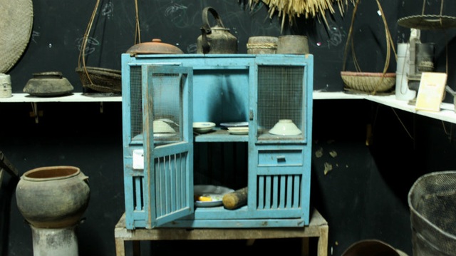 Cùng sinh viên Hà Nội "quay ngược thời gian" trở về những năm 90 - 4 Chạn bát từng là vật dụng không thể thiếu trong bất cứ gia đình nào cũng được các bạn trẻ sưu tầm