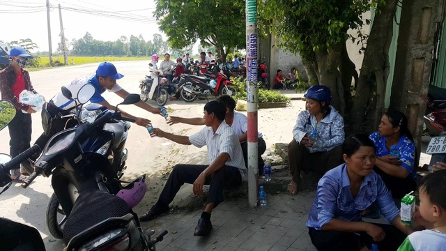 Tiếp sức nước uống miễn phí phục vụ thí sinh thi vào lớp 10 - 7 Không chỉ các thí sinh mà hầu hết các phụ huynh cũng được tiếp nước để giải nhiệt trong lúc chờ con thi