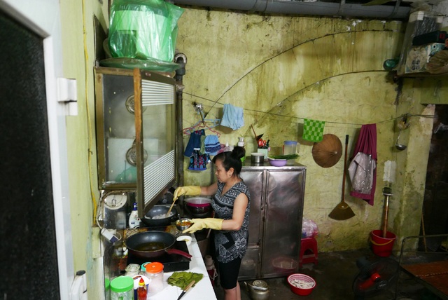 Nhịp sống quanh cây cầu đường sắt trăm tuổi ở Hà Nội - 4
Sau nhiều năm tồn tại, tới đây, thành phố sẽ cho đục thông các ô vòm đã xây bịt, dẫn tới những thay đổi cuộc sống của nhiều cư dân xung quanh.
Trong ảnh là nhà chị Thanh Hương ở ngõ Hàng Hương, ngay dưới cầu đường sắt. Phần tường nhà chính là cột trụ và ô vòm của cầu. Chị Hương cho biết gia đình sinh sống ở đây đã nhiều năm, nhà chật chội, ẩm thấp, nhiều chỗ phải kê dọn tạm bợ.