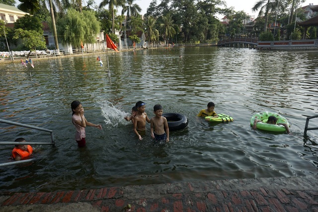 Dân làng "chế" ao thành bể bơi cho trẻ nhỏ - 9
Những đợt nóng, người dân thôn Thống Nhất cho biết ngày cao điểm có đến 700 trăm lượt người đến bơi.