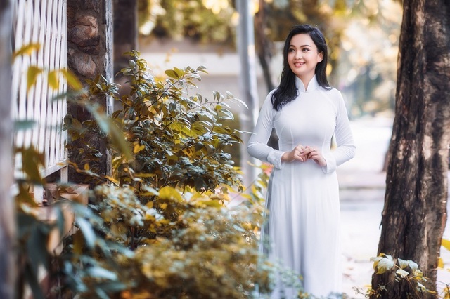 “Hot girl thổ dân” trở lại trong tà áo dài trắng gây sốt mạng - 3
Ở tuổi 16, tai tiếng từ bộ ảnh khiến 9x gặp phải cú sốc khá lớn, kể từ đó người ta cũng ít thấy Linda chia sẻ hơn trên trang cá nhân.