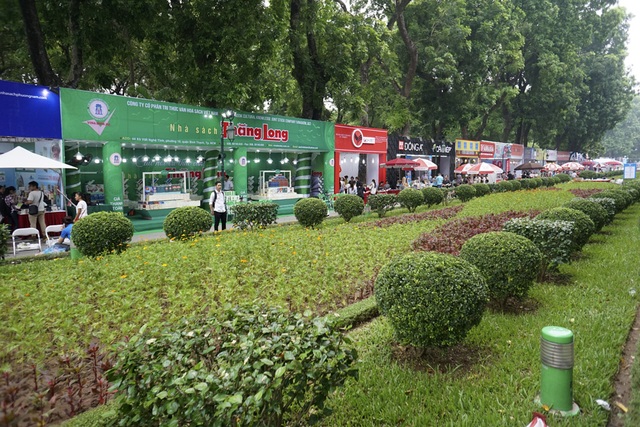 Sách giảm giá thu hút độc giả tới Hội chợ sách quốc tế Việt Nam - 9
Không gian khu triển lãm rất thuận lợi với sách vì nằm trong khuôn viên nhiều cây xanh trong công viên Thống Nhất.