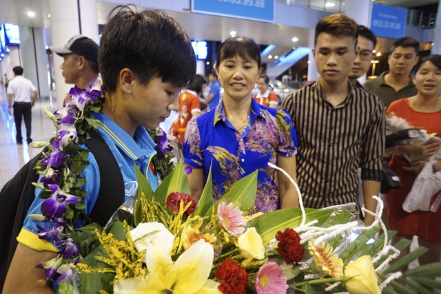 Hàng trăm người chào đón đội tuyển nữ Việt Nam chiến thắng trở về - 10 Bố mẹ cùng các thành viên trong gia đình tuyển thủ Nguyễn Thị Tuyết Dung cũng có mặt từ sớm tại sân bay để đón cô.