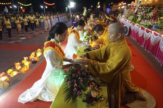 Đêm Vu Lan đặc biệt dành cho giới trẻ - 10
Điểm đặc biệt của lễ Vu Lan ở chùa Ninh Tảo là lễ thắp nến.