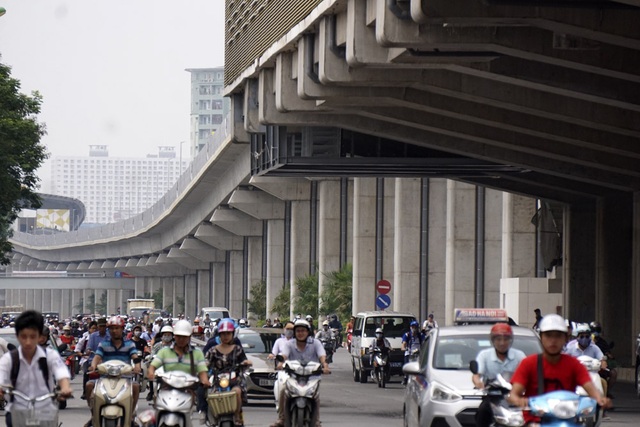 Hà Nội "phủ xanh" gầm đường sắt trên cao bằng cau cảnh - 11
Những cây cau cảnh mới trồng, thấp thoáng bóng lá dưới gầm đường sắt trên cao.