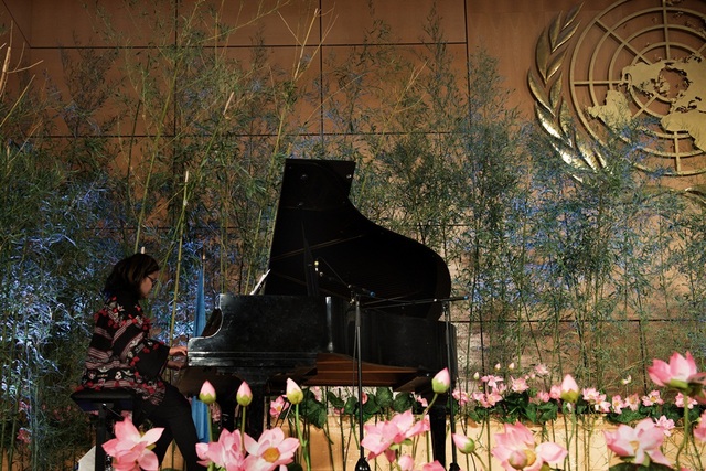 Rực rỡ sắc màu thời trang Việt ở Trụ sở Liên hiệp quốc tại Geneve - 9 Nghệ sỹ Piano Phó An Mi trong chiếc áo thổ cẩm của người H’rê, Ba Tơ, Quãng Ngãi.