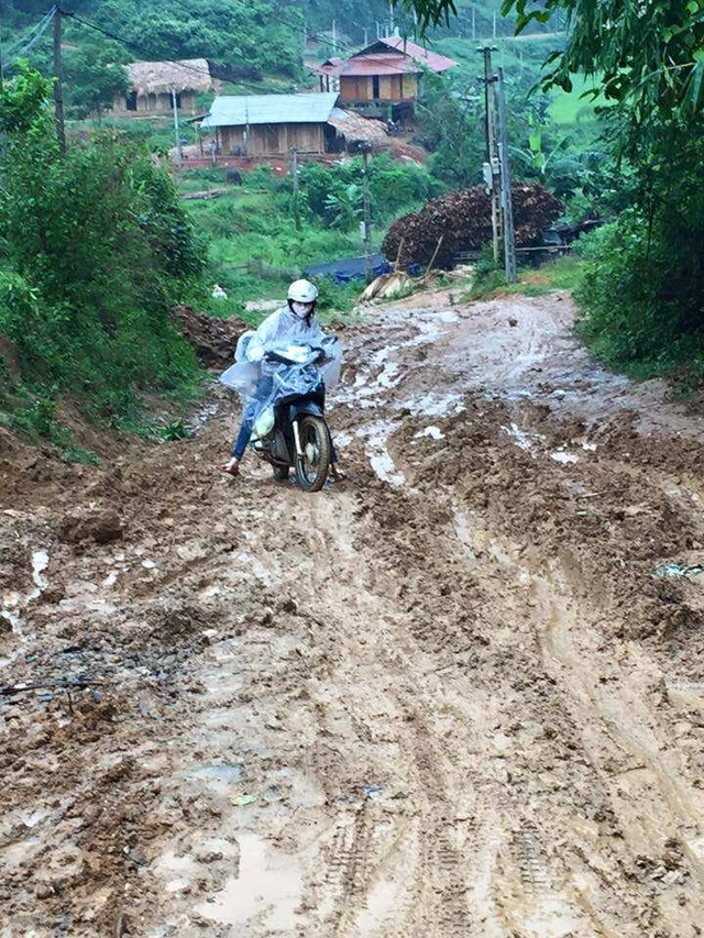 Sởn da gà với cung đường "cắm bản dạy học" của giáo viên vùng cao - 3
12km từ điểm cuối xã Phong Dụ Hạ đi vào xã Phong Dụ Thượng là cung đường kinh hoàng cho bất kỳ ai