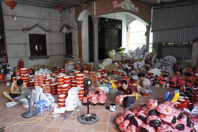 Ngôi làng "thủ phủ" trống, mặt nạ Trung thu hối hả vào mùa - 9
Cùng trong làng, gia đình bà Vũ Thị Thoàn làm các loại mặt nạ giấy, đầu sư tử, trống… Những ngày này, cả gia đình bà Thoàn đang gấp rút cho những đơn hàng được đặt trước để kịp Trung thu.