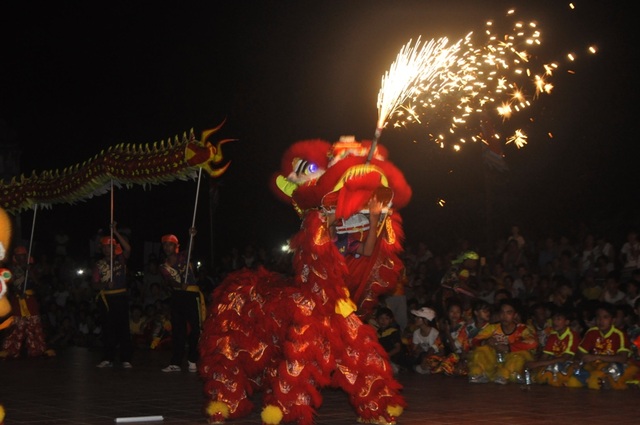 Nghề làm lân phố cổ nhộn nhịp vào Tết Trung thu - 9 Lân xuất hiện trong nhiều lễ hội nhưng nhiều và đặc sắc nhất vẫn là mỗi dịp Trung thu, thu hút sự quan tâm của cả trẻ em và người lớn