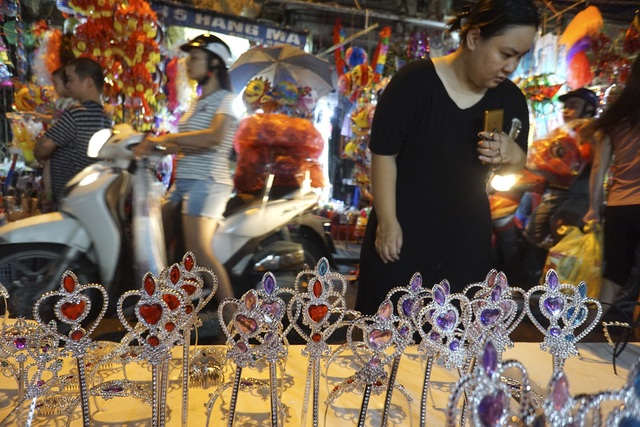 Chợ Trung thu phố cổ Hà Nội rực rỡ sắc màu - 9
Những phụ kiện hấp dẫn cho bé gái.