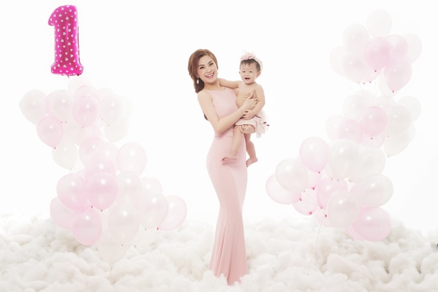 Á hậu Diễm Trang hạnh phúc viên mãn sau 2 năm lấy chồng Việt kiều - 4 Bên cạnh việc tìm hiểu trên mạng xã hội, internet, Diễm Trang cũng tự tay làm mọi việc để có được những kinh nghiệm tốt nhất khi thực hiện kênh riêng về làm mẹ.