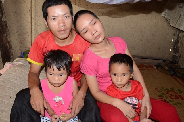 Đi phụ hồ, người phụ nữ nghèo nguy kịch vì gạch rơi trúng đầu - 8
Dù biết rằng, nếu không được tiếp tục chữa trị thì sẽ nguy hiểm đến tính mạng, nhưng vì quá nghèo mà mà người phụ nữ này, chấp nhận ở nhà đánh cược tính mạng với số phận!